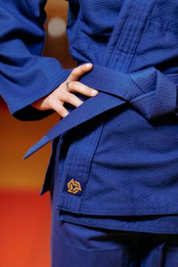 Photo http://static.kintayo.com/images/judo/adults/550/Blue/woman_white_550gsm_5.jpg