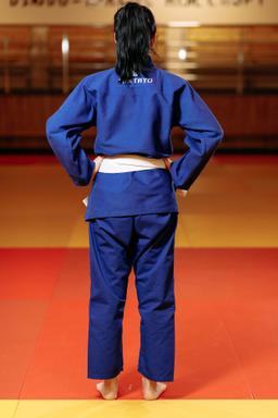 Photo https://static.kintayo.com/images/bjj/adults/450/Blue/Bjj_woman_blue_450gsm_2.jpg