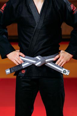 Photo https://static.kintayo.com/images/bjj/belts/1_Grey-White_bjj_belt.jpg