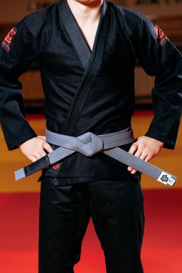 Photo https://static.kintayo.com/images/bjj/belts/2_Grey_bjj_belt.jpg