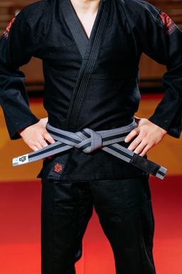 Photo https://static.kintayo.com/images/bjj/belts/3_Grey-black_bjj_belt.jpg