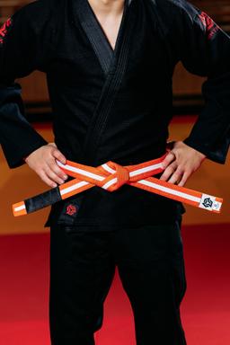 Photo https://static.kintayo.com/images/bjj/belts/7_Orange-White_bjj_belt.jpg