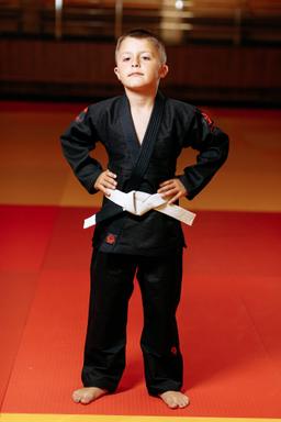 Photo https://static.kintayo.com/images/bjj/kids/350/Black/Bjj_boy_black_350gsm_1.jpg