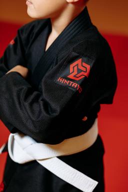 Photo https://static.kintayo.com/images/bjj/kids/350/Black/Bjj_boy_black_350gsm_4.jpg