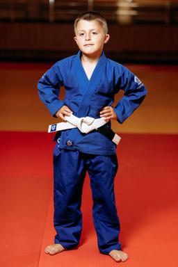 Photo https://static.kintayo.com/images/bjj/kids/350/Blue/Bjj_boy_blue_350gsm_1.jpg