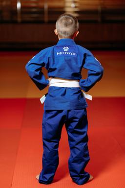 Photo https://static.kintayo.com/images/bjj/kids/350/Blue/Bjj_boy_blue_350gsm_5.jpg