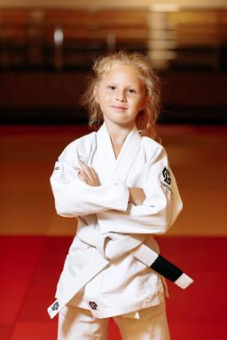 Photo https://static.kintayo.com/images/bjj/kids/350/White/Bjj_girl_white_350gsm_3.jpg
