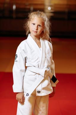 Photo https://static.kintayo.com/images/bjj/kids/350/White/Bjj_girl_white_350gsm_5.jpg