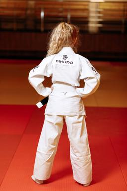 Photo https://static.kintayo.com/images/bjj/kids/350/White/Bjj_girl_white_350gsm_6.jpg