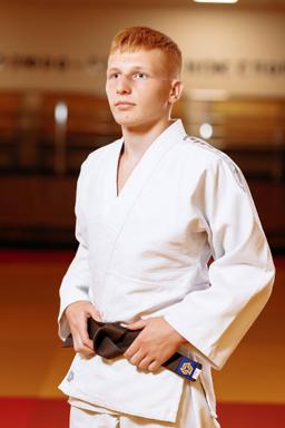 Photo https://static.kintayo.com/images/judo/adults/450/White/man_white_450gsm_5.jpg