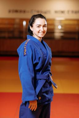 Photo https://static.kintayo.com/images/judo/adults/550/Blue/woman_white_550gsm_4.jpg