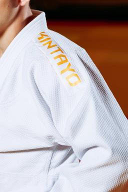 Photo https://static.kintayo.com/images/judo/adults/550/White/man_white_550gsm_5.jpg