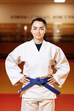 Photo https://static.kintayo.com/images/judo/adults/550/White/woman_white_550gsm_1.jpg