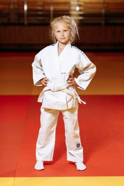Photo https://static.kintayo.com/images/judo/kids/350/White/Judo_girl_white_350gsm_1.jpg