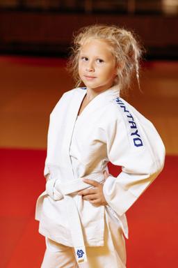 Photo https://static.kintayo.com/images/judo/kids/350/White/Judo_girl_white_350gsm_3.jpg