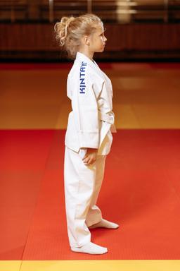 Photo https://static.kintayo.com/images/judo/kids/350/White/Judo_girl_white_350gsm_5.jpg
