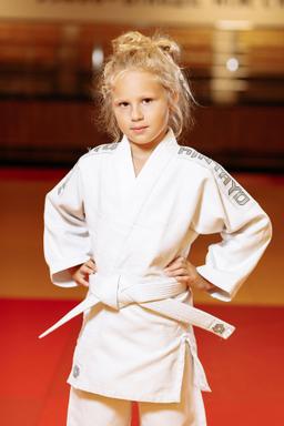 Photo https://static.kintayo.com/images/judo/kids/450/White/Judo_girl_white_450gsm_3.jpg