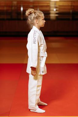 Photo https://static.kintayo.com/images/judo/kids/450/White/Judo_girl_white_450gsm_5.jpg