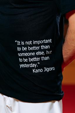 Photo https://static.kintayo.com/images/t-shirts/adults/kano/Kano_black_2.jpg