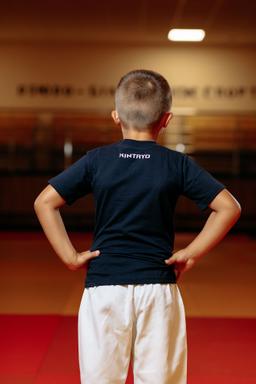 Photo https://static.kintayo.com/images/t-shirts/kids/i_ukr_judoka/Blue_ukr_judoka_2.jpg