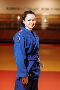 Photo http://static.kintayo.com/images/judo/adults/550/Blue/woman_white_550gsm_4.jpg