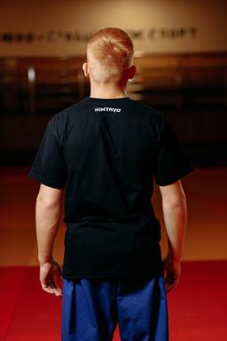 Photo http://static.kintayo.com/images/t-shirts/adults/i_do_judo/sura-1602.jpg