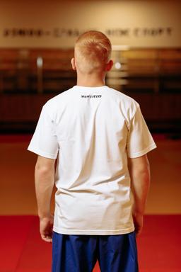 Photo http://static.kintayo.com/images/t-shirts/adults/i_ukr_judoka/White_ukr_judoka_2.jpg