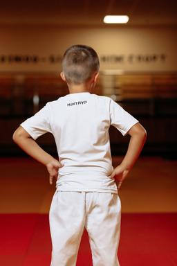 Photo http://static.kintayo.com/images/t-shirts/kids/i_do_judo/White_do_judo_2.jpg