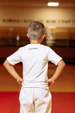 Photo http://static.kintayo.com/images/t-shirts/kids/judo/White_JUDO_2.jpg